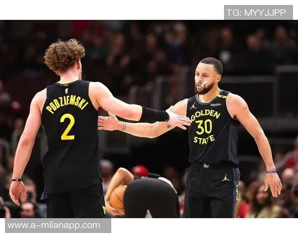 库里赛后与普尔和卢尼深情拥抱展现勇士团队精神永远的家人情谊